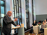 Julius Mihm bei seiner Vorstellung im Gemeinderat. 