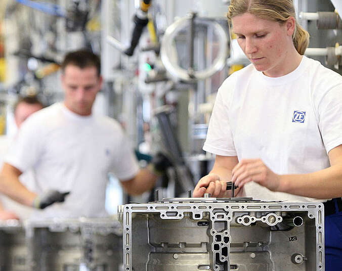 Arbeiterin bei der Montage in ZF